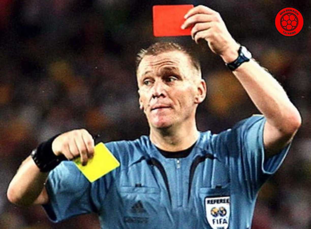 Thẻ vàng và thẻ đỏ là hai loại thẻ phạt được sử dụng trong môn bóng đá để xử lý các hành vi vi phạm luật của cầu thủ.